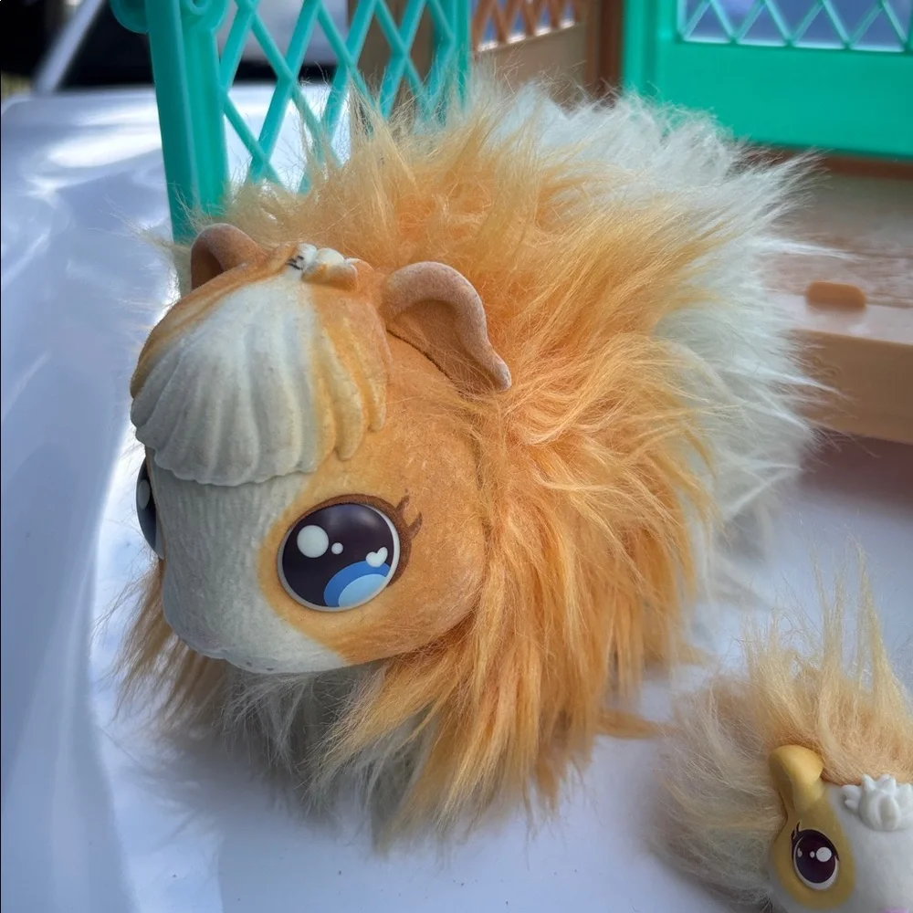 Little LIVE pets Mama Surprise Guinea Pig Set
